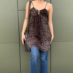 Leopard Klänning  -  snyggaste leopard klänningen! Skitsnygg över byxor och även utan, perfekt för sommaren 💓 köpte från second hand , äldre modell från Gina 🥰 modellen är 173 passar xs-m #stretch 