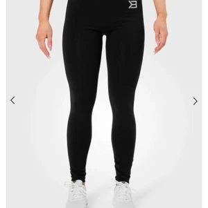 TRÄNINGSTIGHTS - ASTORIA CURVE TIGHTS BLACK från Better Bodies. Med prislapp kvar och helt oanvända. Är små i storleken! 