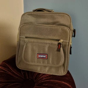 Väska  - Väska köpt secondhand. Finns även ett litet fack i väskan. Trasig på ena sidan av väskan. Köparen står för frakten. Buda i kommentarerna 