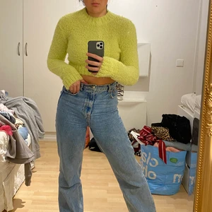 Limegrön fluffig topp! - Sååå snygg limegrön fluffig croptop i storlek S! Har två av dessa därför säljer jag en, tröjan är helt oanvänd med prislapp kvar! Säljer den för 90kr men om fler är intresserade startar jag bud! Super snygg färg nu till sommaren!