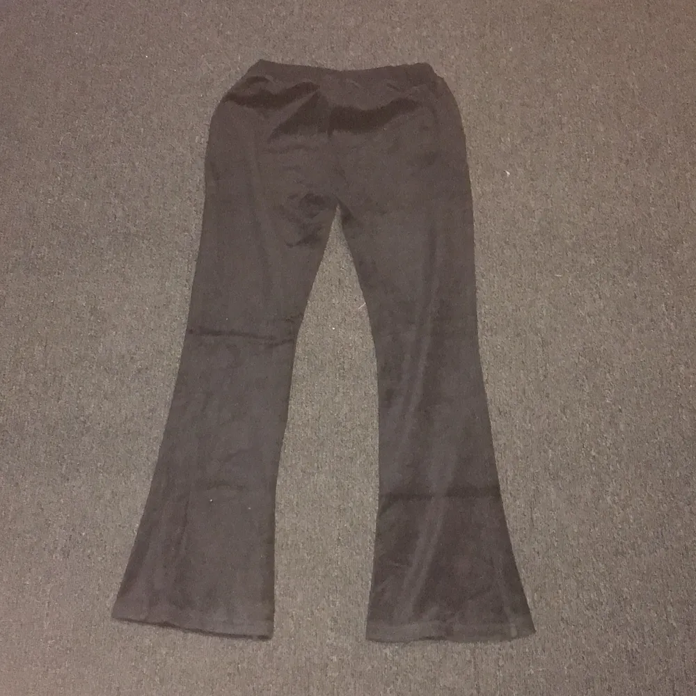 Mjukis byxor 👖 20 kr vill bara bli av med dom nuuuu. Har använt dom 1 gång hemma i typ 4 minuter . Jeans & Byxor.