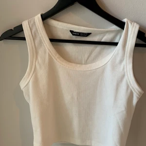 Shein  - Säljer en väldigt fin vitt linne! Säljer pga att den aldrig har kommit till andvändning, fin nu till sommaren! 