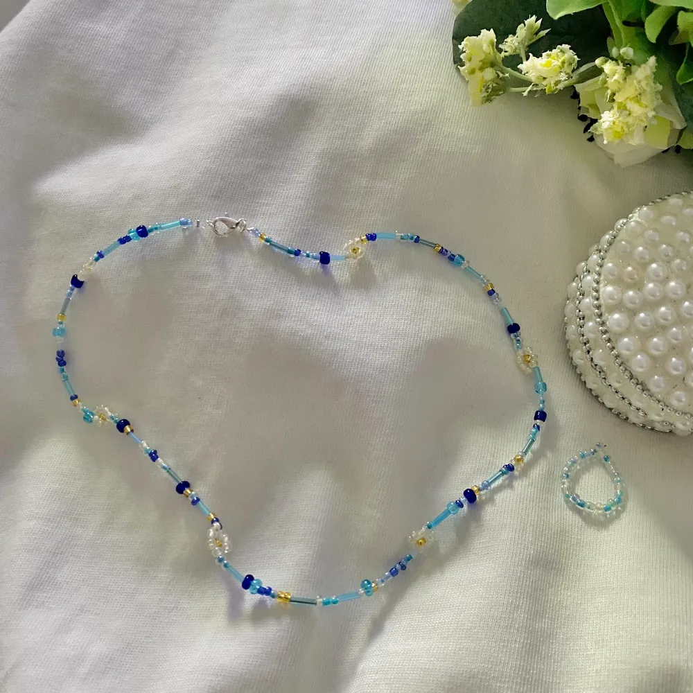 Ett gulligt halsband med blommor i och blåa pärlor av olika slag. Finns att köpa för 55kr💙⚡️. Accessoarer.