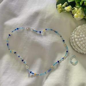 Ett gulligt halsband med blommor i och blåa pärlor av olika slag. Finns att köpa för 55kr💙⚡️