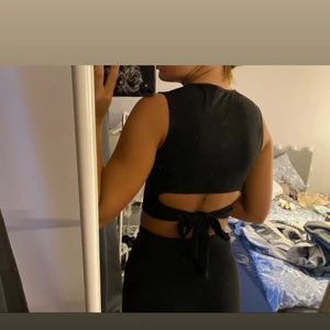 Svart linne med öppning i ryggen - Så fint linne med en skitsnygg detalj bak!! Inga fel på den alls utan är bara för kort för min preferens🤎 Frakt tillkommer🤍