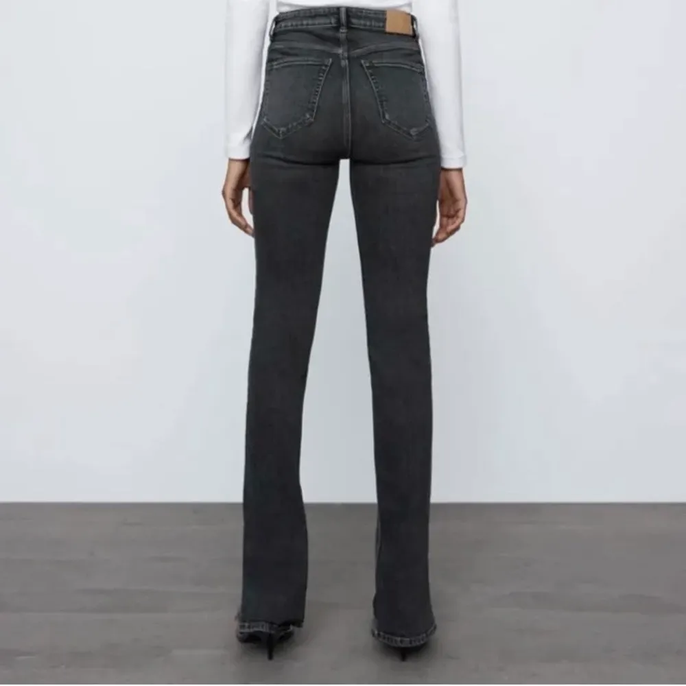 Säljer nu mina zara jeans som är mer svarta. Kontakta gärna mig vid intresse och frågor💕💕. Jeans & Byxor.