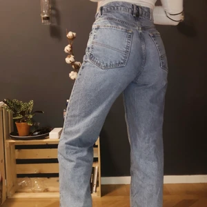 Raka jeans - De perfekta blåa raka jeansen! Storlek 32-34 (fungerar även på mig som är en 36) väldigt lika Levis 501! 