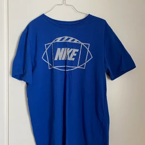 Nike tshirt - En blå retro nike tshirt, med loggan i reflexmatrial