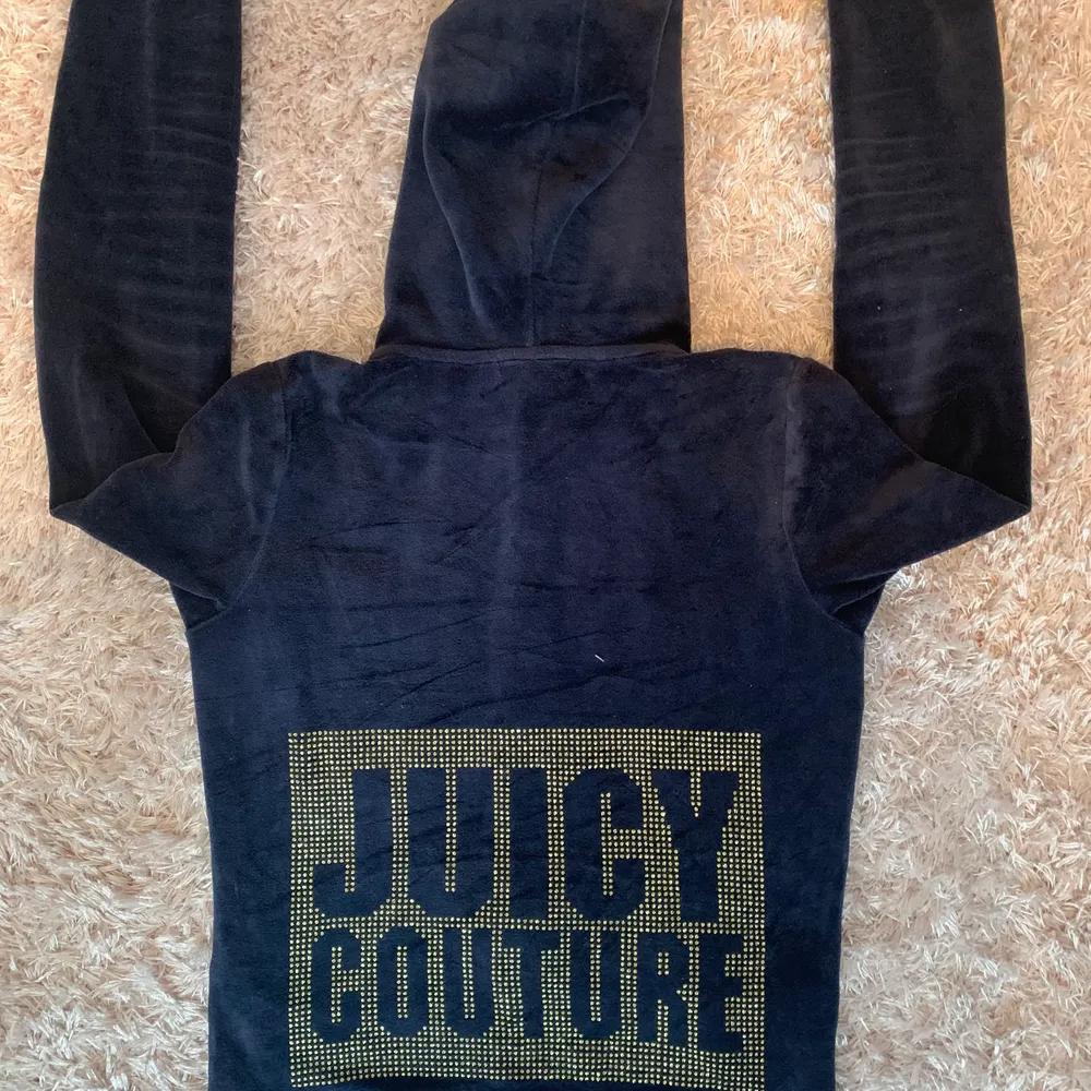 ‼️LÄS NOGA‼️ Jätte fin Zip-hoodie från Juicy Couture som jag tyvärr inte använder längre. Den är lite sliten men inget som märks. Alla pärlorna sitter fortfarande kvar på ryggen. Jag säljer denna för 130 kr + frakt (frakten kan diskuteras beroende på hur mycket det väger) . Hoodies.