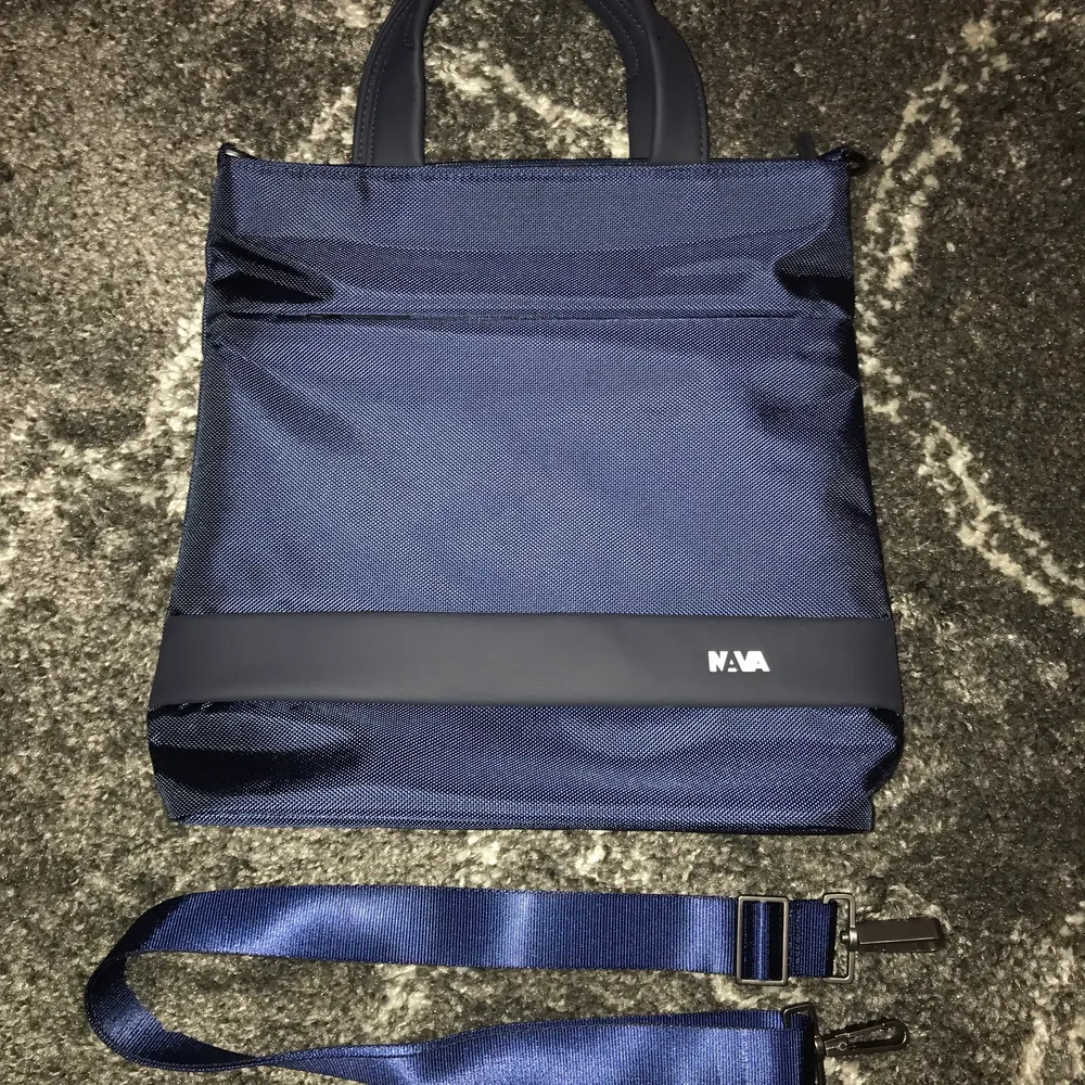 Waterproof navy tote from the brand Nava. Never worn, in perfect condition.. Väskor.