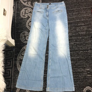 Jeans - Vida jeans från HM i storlek 36, säljer pga att blev för små för mig❤️ 