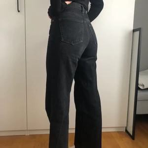 Svarta Yoko jeans - De perfekta svarta jeansen!! Tyvärr blivit för små för mig :(