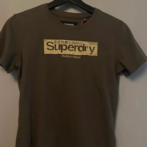 superdry t-shirt - XS. helt oanvänd, prislappen kvar. nypris 400kr, säljer för 250kr