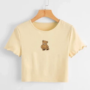 Gul topp med gul färg och har en söt liten nalle på💛🧸 - Gul topp med en lite nalle på storlek S och har använts 2 gånger och har tvättat den 2 gånger är i bra nyttskick🧸