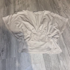Super fin top - Säljer mina super fina top som tyvärr var för liten. Köpte den här på Plick, men den är från Zara.  Bara att höra av dig vid eventuella frågor.