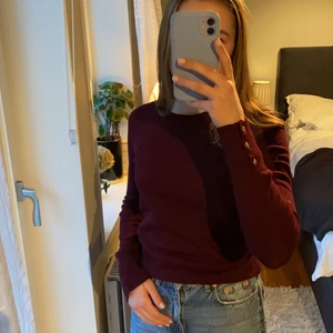 Superfin vinröd långärmad tröja! - Vinröd långärmad tröja med guldetaljer på slutet av ärmarna och vid vänstra höften. Tröjan är från Holly & Whyte by Lindex. Jag tycker den är superfin men tyvärr kommer den inte till användning. Den är i bra skick. 