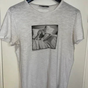 Dolce & Gabbana - Säljer min Dolce & Gabbana tröja i fint skick då jag aldrig använder den. Kan gå ner i pris vid en smidig affär!