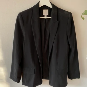 Svart kavaj hm - Från hm i storlek 34. Vanlig kavaj i lite längre modell