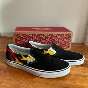 Vans  - Vans med flammor. Inte mycket använda och i fint skick! Orginalkartong medföljer 
