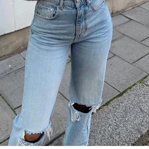 Jeans med hål  - Säljer dessa jeans från Gina tricot, som helt nya i storlek 32 men funkar som 34 även 