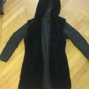 Lea marie jacka - Innerjackan till en lea marie jacka. Strl xs, är lite tight för S men passar s oxå. Hela jackan Kostar 4000 ny. Äkta päls, går att vända på jackan så pälsen är innuti istället också