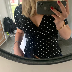 Prickig topp  - Prickig topp med knytning, nästan oanvänd! Väldigt skönt material och bekväm att ha på sig. Är i storlek xs men passar även s. 100kr inklusive frakt💕