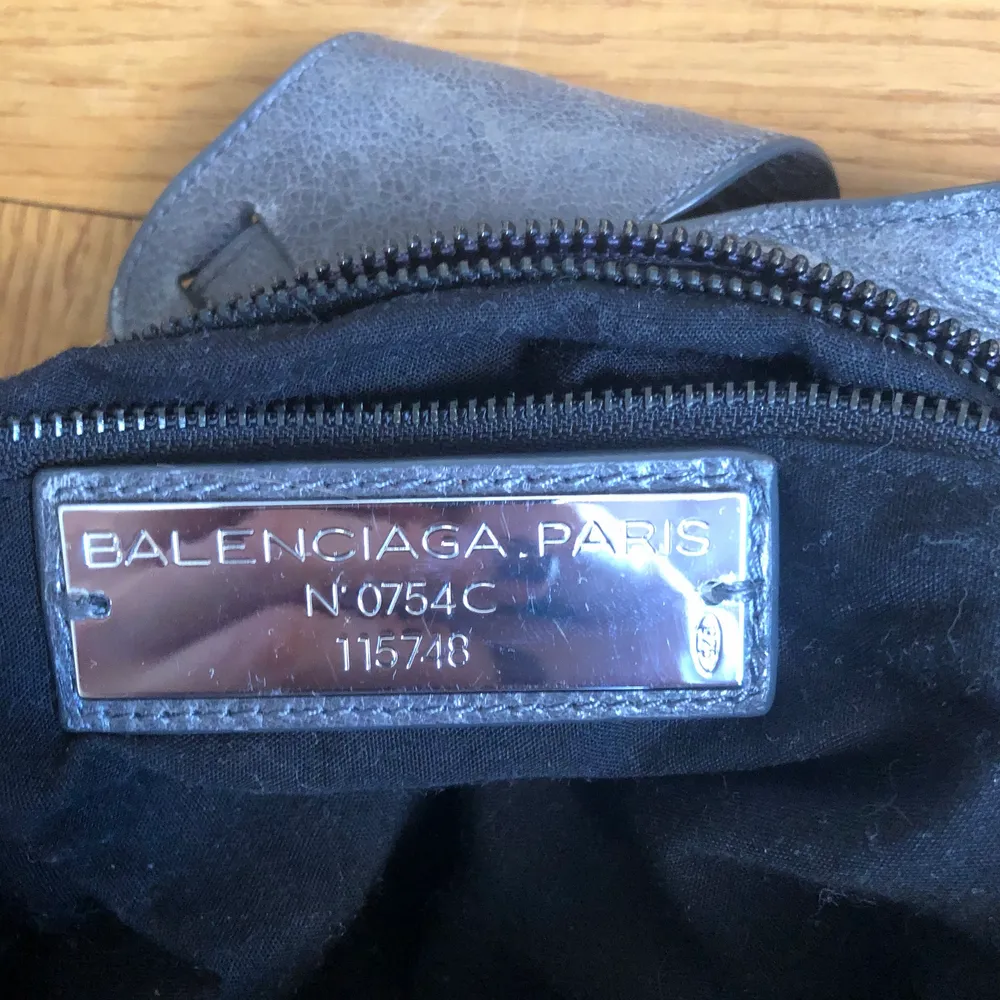 Superfin grå kopia av Balenciaga citybag i mellersta modellen. Använt men extremt fint skick!! Skriv för fler bilder 😍  skickar endast!! Bud 500. Väskor.
