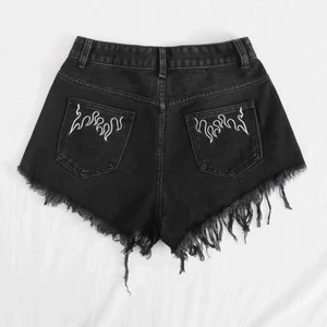 Svarta shorts Storlek S - Köpte den för någon dag sen, går inte att lämna tillbaka plagget. Jätte bra skick och material, inte använd, säljer för att ja råkade köpa 1 storlek för stor 