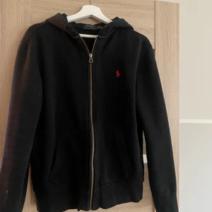 Rahlp lauren  - Rahlp lauren hoodie köpt på beyond retro, storlek M men ganska oversized❤️