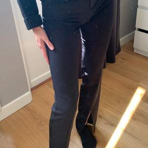 Svarta kostymbyxor från Gina Tricot, nästan aldrig använda då dom är för stora för mig. Jag är 170 och dom är perfekt i längden men tyvärr förstora i midjan. Byxorna har även slits. Det är storlek 34 men jag upplever dom som en 36a.