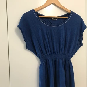 HELT NY blå topp - HELT NY Dobber topp från MQ Aldrig använd Inga skavanker ingenting Köptes för 800, axellös på ena sidan Jätte fin att stoppa ner i byxan vid bandet för en fin somrig lös topp som ovandel Kan skickas mot frakt, fraktpriset står i nästa steg 📦  Alla betalningar sker tryggt via Swish. 🤝  Inga returer, plagget säljs i befintlig skick enligt bild och beskrivning. ❌ 