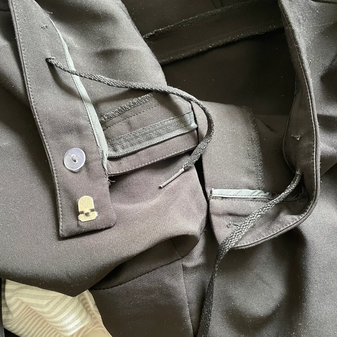 Nakd kostymbyxor med slits stl 36 - 90