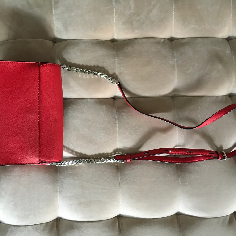Röd Karl Signature väska. En av de första versionerna från Karl Lagerfeld. 100% läder.  Mycket gott skick.  Nypris 2000 SEK. Väskor.