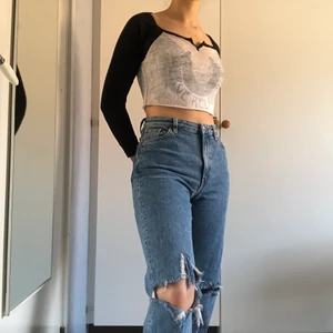 Croptop - En croptop från True religion men ganska tunt material så det ser lite transparent ut på ett Nice sätt:)