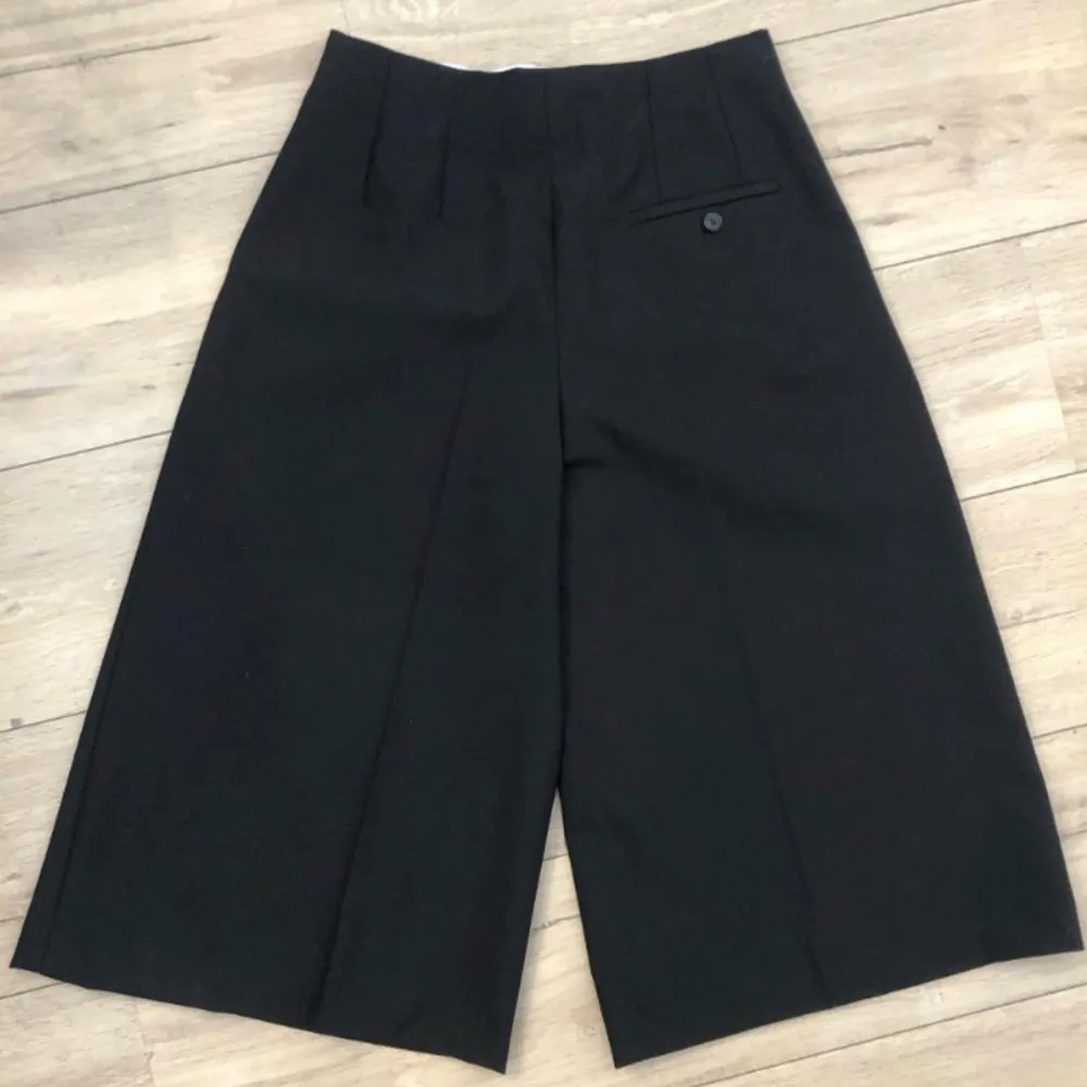 Knee-length cullotes in black wool-mix from the French high-end brand Sandro. Size is 38. Only worn once, in perfect condition. No signs of wear. Work perfect with knee-high boots! . Jeans & Byxor.