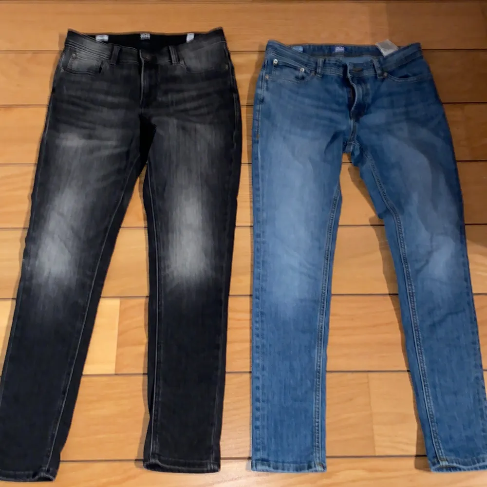 De är två par ljus blåa jacka&Jones jeans i storlek 164 (14y) i pass form skinny jeans. De är även ett par svarta i exakt samma model i storlek 154(14y) i skinny jeans. Priset jag sätter är 50kr styck men pris går även att diskutera om du kontaktar mig. . Jeans & Byxor.