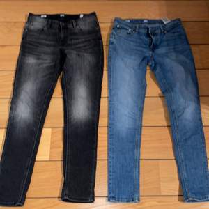 De är två par ljus blåa jacka&Jones jeans i storlek 164 (14y) i pass form skinny jeans. De är även ett par svarta i exakt samma model i storlek 154(14y) i skinny jeans. Priset jag sätter är 50kr styck men pris går även att diskutera om du kontaktar mig. 