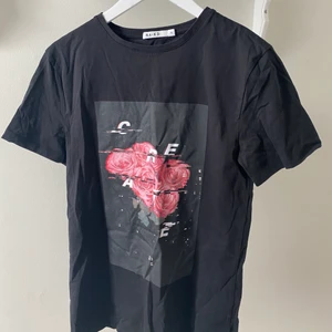NA-KD - Säljer min svarta oversized T-shirt från NA-KD✨ Mycket bra skick, nästan aldrig använd💓 55kr + frakt