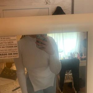 Tröja nakd - Snygg polo, ribbad från NAKD, strl xs men är väldigt stretchig så passar nog de flesta, har snygga slitsar på sidorna som formar kroppen bra! Nypris 399, mitt pris 170kr ( den är som ny nästan aldrig använd) 🤎 kan fraktas mot att köparen betalar frakten, annars finns den i Lerum. Mvh Maja🥰