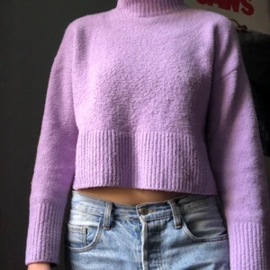 Lila långärmad tröja - En jättemysig långärmad tröja som jag köpte på & other stories men som jag inte får användning av. Den är ljuslila, har en liten krage, är superskön och mjuk. Skulle nog säga att den passar mellan S och M. Möter gärna upp, annars får köparen stå för frakt! ❤️