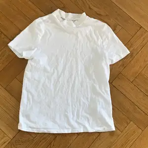 vit t-shirt med krage! jättesnygg att lagra. tvättar självklart innan jag säljer, om du vill ha mer info eller bilder skriv till mig privat! 