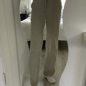 Linnebyxor - Säljer mina dösnygga linnebyxor i grym kvalite vid bra bud. Står ingen storlek men passar mig som vanligtvis var storlek 36, jag är 174 cm lång🥰