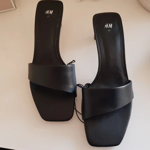 H&M - Säljer mina helt oanvända skor från H&M då jag aldrig kommer få någon användning för dom . Testade en gång , passar perfekt för dom som bär 37. För frågor eller fler bilder skriv gärna till mig privat 💖 ( nypris 200 kr )