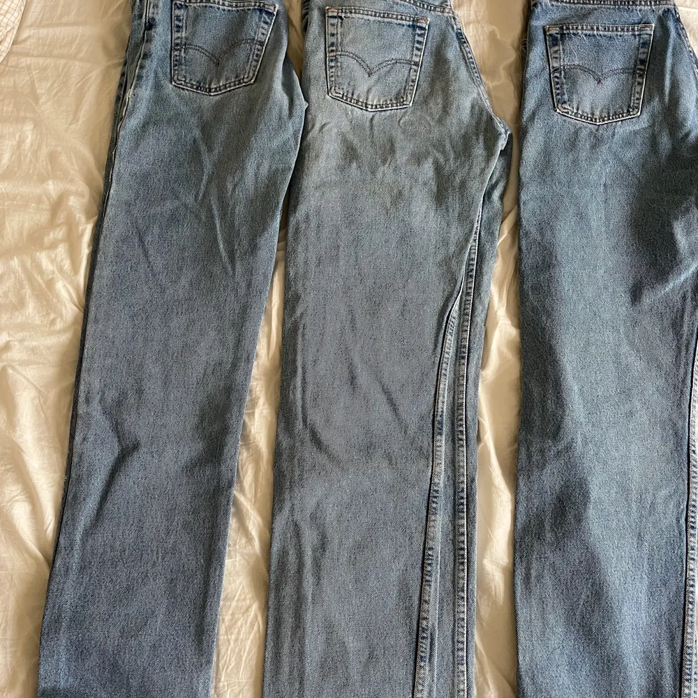 Tre snygga Levis jeans med relativt lös passform. Dessa är rustika riktiga jeans som jag hittade hemma hos min mormor men i väldigt fint nyskick. De är väldigt långa så passar långa men även kortare beroende på vad man vill ha för passform såklart! 400kr styck! Eller budgivning vid fler intresserade. (Storleken är ish då jag inte hittar någon storlek på plaggen). Jeans & Byxor.