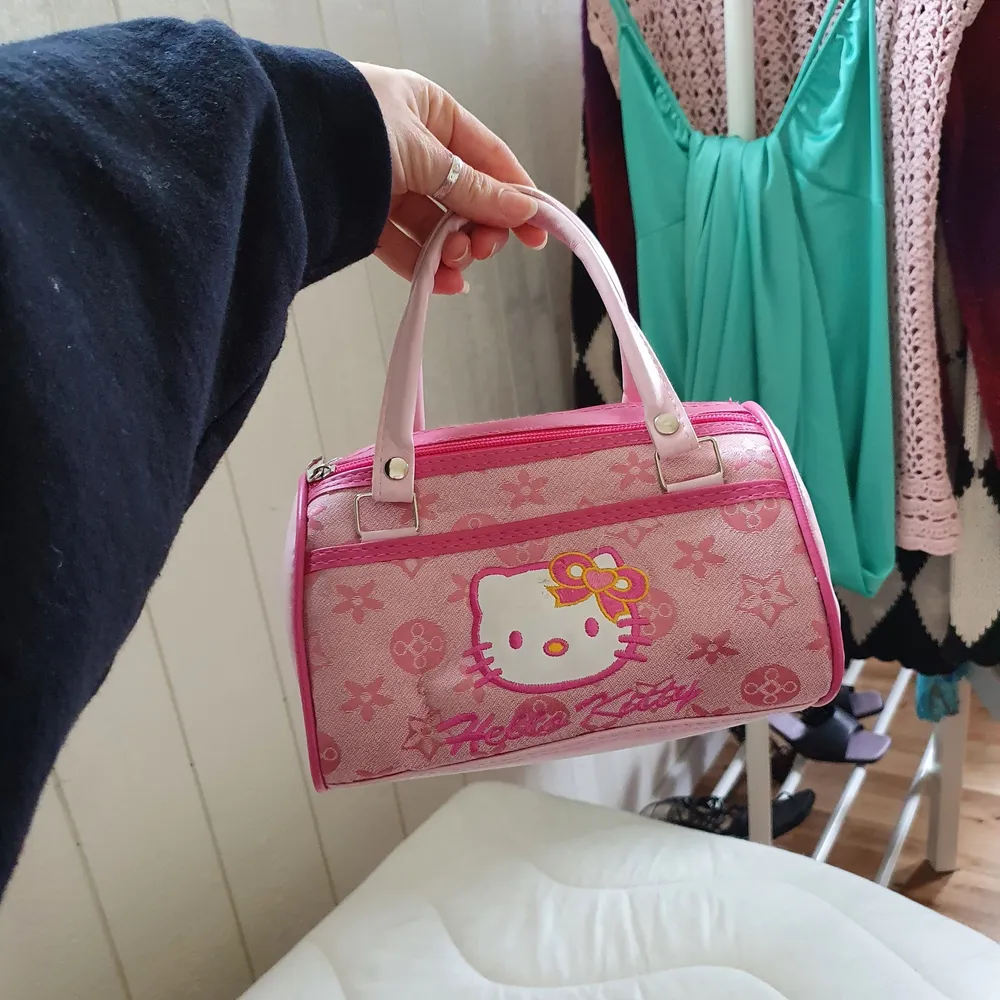 +40kr frakt! Hur gullig är inte denna rosa lilla hello kitty väska 😍. Den har två fack och en broderad hello kitty! Skriv om du är intresserad eller har några frågor! 🥰. Accessoarer.