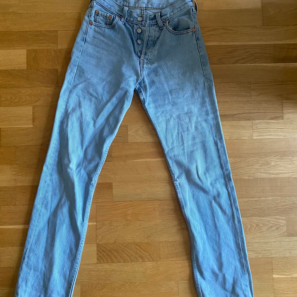 Raka Levis 501, mammas gamla jeans från kanske 90-talet. Säljer dom pga små i midjan. Skulle nog säga storlek XS, passar bra i längden på mig som är 175. Köp direkt för 300 eller buda från 200. Jeans & Byxor.