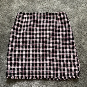 Jätte fin kjol från H&M Divided! - Säljer pågrund av att den är för liten :) Aldrig använd med lappen kvar på❤️ Fin till sommaren ! Köpare står för frakt.