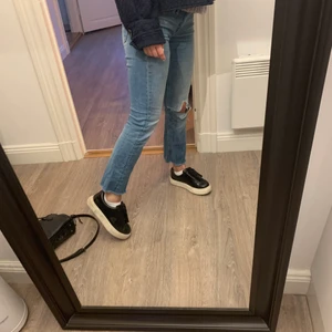 kickflare-jeans - säljer dessa lågmidjade kickflare jeansen från crocker. bra skick! klippt hålet på knät själv. skriv för fler bilder! köparen står för frakt💘