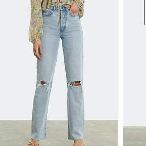 Säljer dessa sjukt snygga jeans från bikbok för 599+ fralt då dem kostar det nya och dem pass ej mig så kollar om någon vill ha då dem är slut sålda i st 27(motsvarar liten s