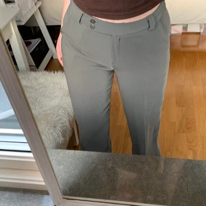 Gråa kostymbyxor - Gråa jättesnygga kostymbyxor köpa second hand 👍🏼🥰